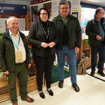 Predsednik komisije za gozdne učne poti na ZGS Jože Prah, direktorica direktorata za turizem na Ministrstvu za gospodarstvo, turizem in &scaron;port Dubravka Kalin ter vodja Sektorja za ukrepe v gozdovih na ZGS Jože Mori