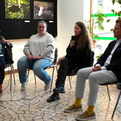 Gostje okrogle mize (z leve) z moderatorko Alenko &Scaron;trukelj: Nina Kožar, dr. Tina Simončič, Dominik S. Černjak