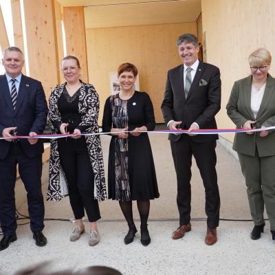 Minister za okolje, podnebje in energijo Bojan Kumer, ministrica za kmetijstvo, gozdarstvo in prehrano Mateja Čalu&scaron;ić, direktorica GIS dr. Nike Krajnc, minister za obrambo mag. Borut Sajovic ter vodja Predstavni&scaron;tva Evropske komisije v Sloveniji dr. Jerneja Jug Jer&scaron;e