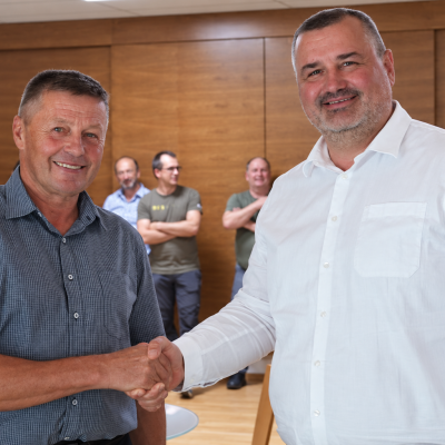 Predaja poslov med novim direktorjem ZGS Francem Pogačnikom in njegovim predhodnikom Gregorjem Danevom