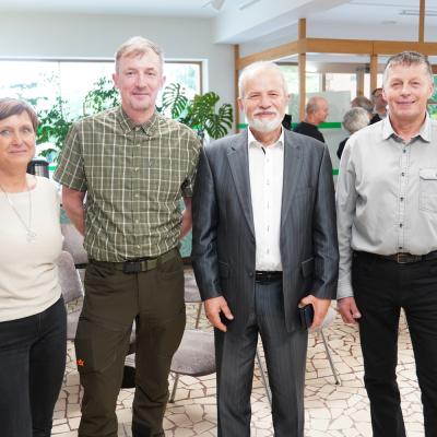 Direktorica GIS dr. Nike Krajnc, avtor razstave Janez Sterle, državni sekretar na Ministrstvu za kmetijstvo Velislav Žvipelj in direktor ZGS Franc Pogačnik