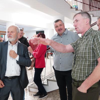 Državni sekretar na Ministrstvu za kmetijstvo Vellislav Žvipelj, nekdanji direktor ZGS Gregor Danev in avtor razstave Janez Sterle