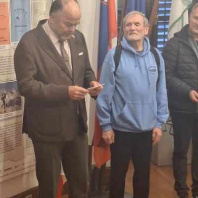 Veleposlanik Če&scaron;ke republike Nj. Eksc. Jiř&iacute; Kuděla in avtor razstave Če&scaron;ka koča, alpinizem in če&scaron;ko-slovenska vzajemnost Ladislav Jiraska