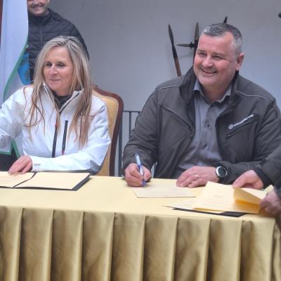 Podpisnika pogodbe direktorica K&Scaron;TM Sevnica Mojca Pernov&scaron;ek in direktor ZGS Gregor Danev