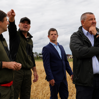 Direktor ZGS Gregor Danev in v. d. generalnega direktorja Direktorata za gozdarstvo in lovstvo Ministrstva za kmetijstvo Simon Resman si ogledujeta posledice vetroloma v Občini Komenda