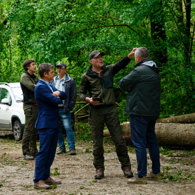 Direktor ZGS Gregor Danev in v. d. generalnega direktorja Direktorata za gozdarstvo in lovstvo Ministrstva za kmetijstvo Simon Resman si ogledujeta posledice vetroloma v Občini Komenda
