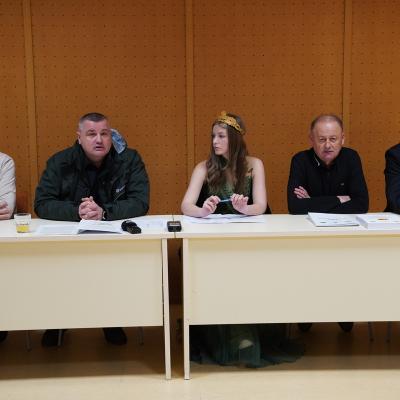 Predsednik Zveze lastnikov gozdov Slovenije Marjan Hren, direktor Zavoda za gozdove Slovenije Gregor Danev, gozdarska kraljica Neja Kokot, Jože Jeromel iz Dru&scaron;tva lastnikov gozdov Mislinjske doline in podžupan Mestne občine Slovenj Gradec Peter Pungartnik