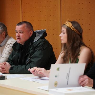 Predsednik Zveze lastnikov gozdov Slovenije Marjan Hren, direktor Zavoda za gozdove Slovenije Gregor Danev, gozdarska kraljica Neja Kokot in Jože Jeromel iz Dru&scaron;tva lastnikov gozdov Mislinjske doline