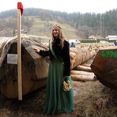 Gozdarska kraljica Neja Kokot z najvi&scaron;je ocenjenim hlodom