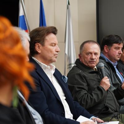 Udeleženci okrogle mize ob Mednarodnem dnevu gozdov 2026 - Gozd in ekonomija