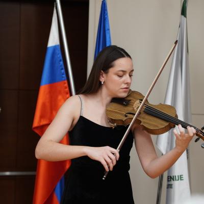 Violinistka Neža Nahtigal na violini Mother Violin