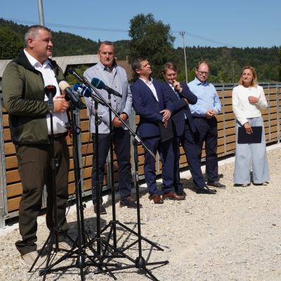 Predstavitev medvedovarnih smetnjakov na Rakitni