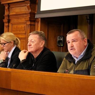 Direktor ZGS Gregor Danev (prvi z desne) na novinarski konferenci župana MOL