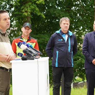 Govorci na novinarski konferenci: Roman Črnič (ZGS), Marko Oven (Gozdarstvo Oven), Marjan Dolen&scaron;ek  (Kmetijsko gozdarski zavod Ljubljana) in dr. Jože Podgor&scaron;ek (KGZS)