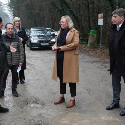 Vodja OE ZGS Sežana Bo&scaron;tjan Ko&scaron;iček, tajnik Agrarne skupnosti Križ - Filipčje Brdo Egon Rebec, ministrica za kmetijstvo, gozdarstvo in prehrano Mateja Čalu&scaron;ić ter minister za obrambo Borut Sajovic