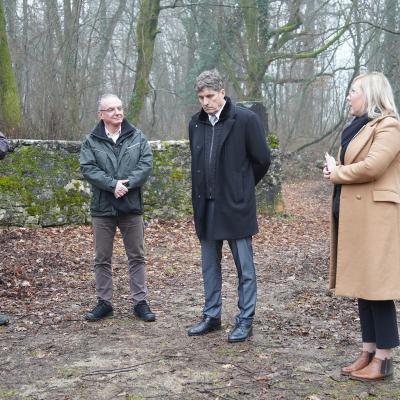 Predstavitev protipožarnih prometnic (z leve): pomočnik direktorja ZGS mag. Janez Zafran, vodja OE ZGS Sežana Bo&scaron;tjan Ko&scaron;iček, minister za obrambo Borut Sajovic ter ministrica za kmetijstvo, gozdarstvo in prehrano Mateja Čalu&scaron;ić