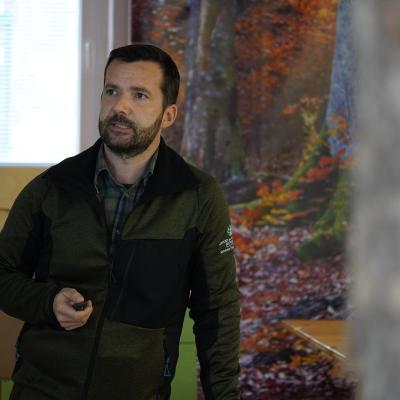 Vodja Službe za lovsko načrtovanje dr. Matija Stergar med predstavitvijo